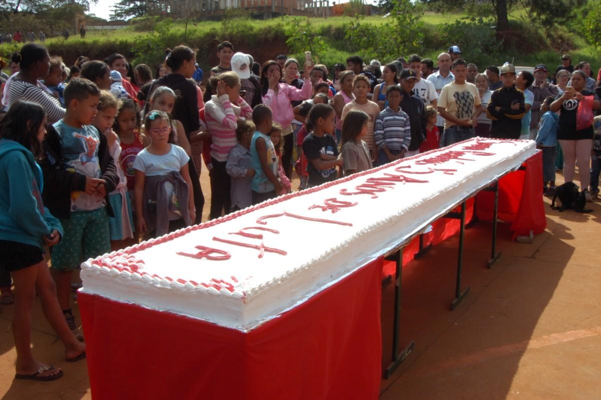 Moradores comemoram data com 140 quilos de bolo feitos pelo confeiteiro Joás Bezerra: 20 horas de preparo  (Leandro Ferreira/AAN)