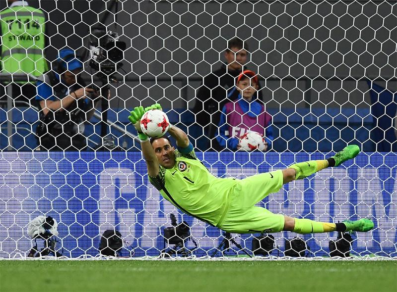 Bravo tirou Portugal da Copa das Confederações ao defender três pênaltis seguidos na decisão por tiros livres depois do empate sem gols no jogo e prorrogação (France Press)
