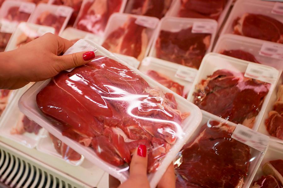 O governo brasileiro j&aacute; tinha anunciado na ter&ccedil;a-feira a suspens&atilde;o das exporta&ccedil;&otilde;es da prote&iacute;na animal de cinco frigor&iacute;ficos brasileiros para os EUA (Cedoc)