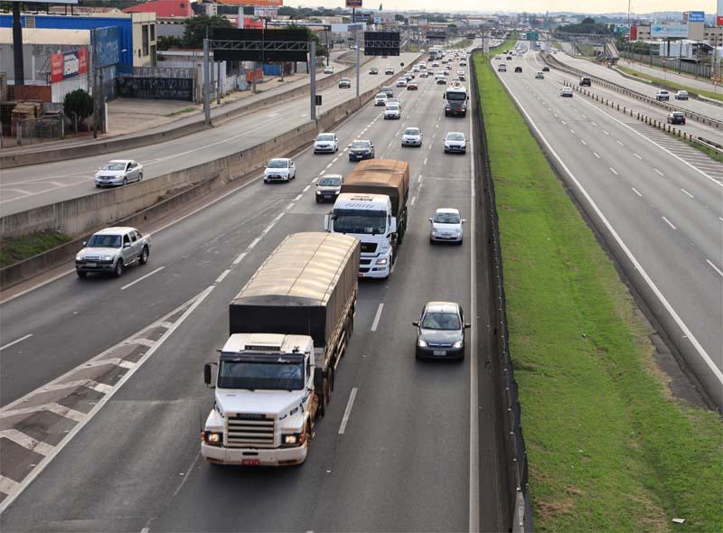 As principais estradas de acesso à capital paulista registravam congestionamentos na tarde deste domingo (18), na volta do fim de semana prolongado (Leandro Torres/AAN)