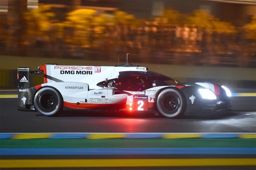 O veterano alemão Timo Bernhard liderou a equipe, que contou ainda com os neozelandeses Earl Bamber e Brendon Hartley para completar na frente as 367 voltas da prova de Endurance (France Press)