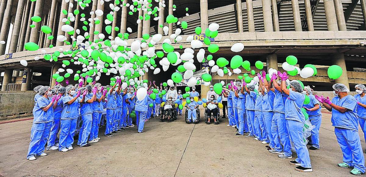 Cerimônia de desativação do Hospital de Campanha no Estádio Mané Garrincha, em Brasília, reuniu equipe e últimos pacientes (Divulgação)