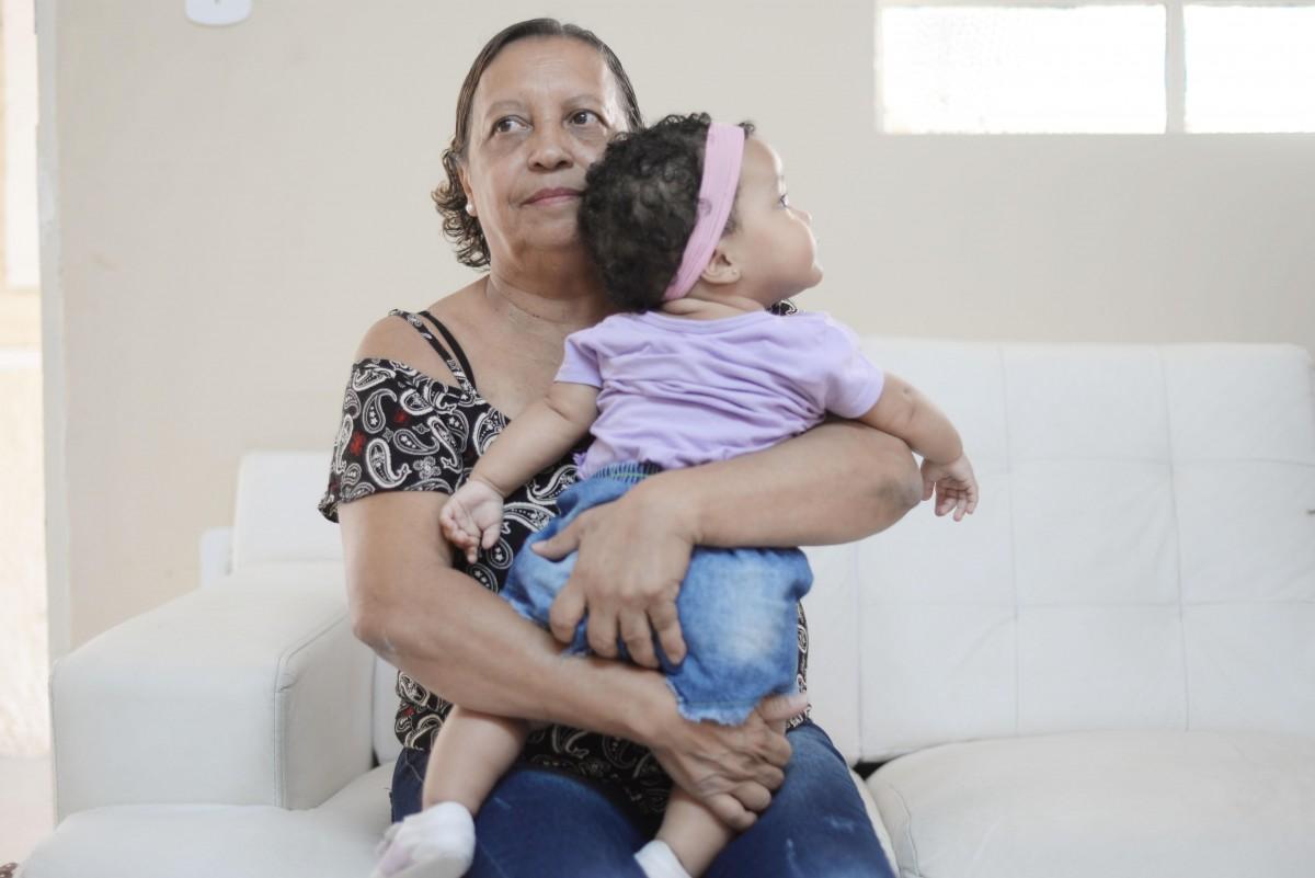 A depiladora Ivone Zeida já recebeu em sua casa seis crianças por meio do serviço Conviver, hoje ela cuida de uma menina de sete meses  (Patrícia Domingos/AAN)