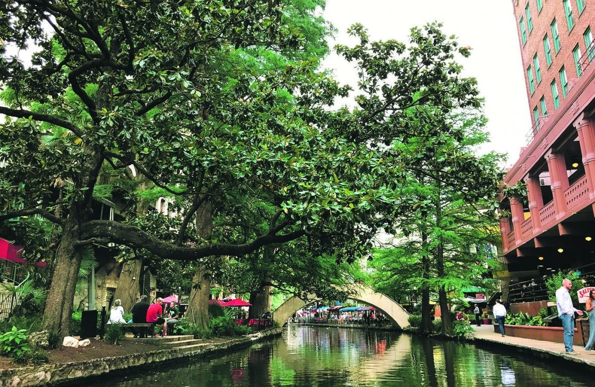 O Rio San Antonio dá nome e vida à cidade. É a artéria que move turistas e locais (Natália Peloggia/AAN)