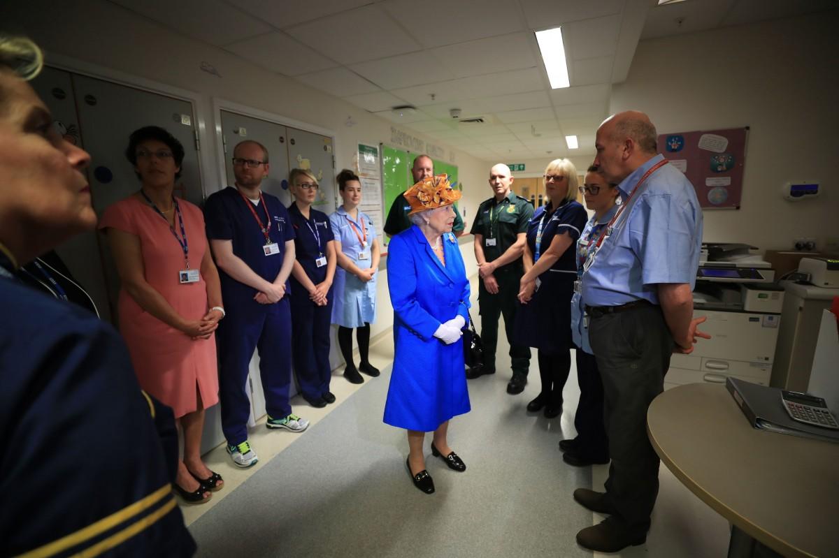 A rainha Elizabeth II da Inglaterra visitou nesta quinta-feira um hospital onde estão internados alguns feridos do atentado de segunda-feira em Manchester (Peter Byrne / POOL / AFP)