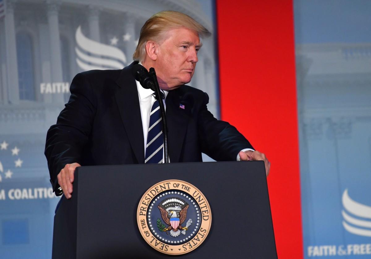 "Vamos lutar e vencer", disse Trump, dirigindo-se a seus simpatizantes em um encontro com governadores e prefeitos (NICHOLAS KAMM / AFP)