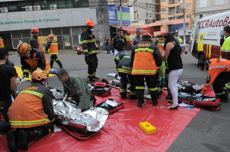 Encenação envolvendo várias vítimas e equipes de resgate integra ação preventiva no trânsito (Carlos Sousa Ramos)