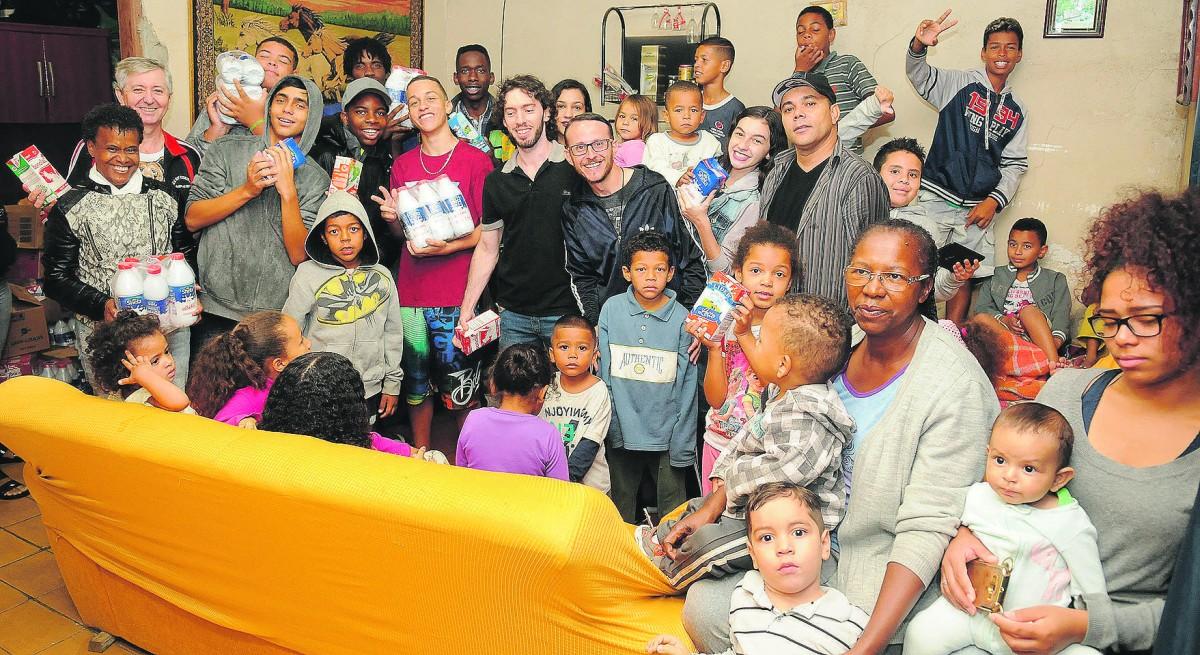O professor Giovanni Rinaldi (à esq., de blusa preta) , a cuidadora Vita Godoi Silva  e alunos da Escola Estadual Ruy Rodriguez durante entrega do leite arrecadado  (Dominique Torquato/AAN)