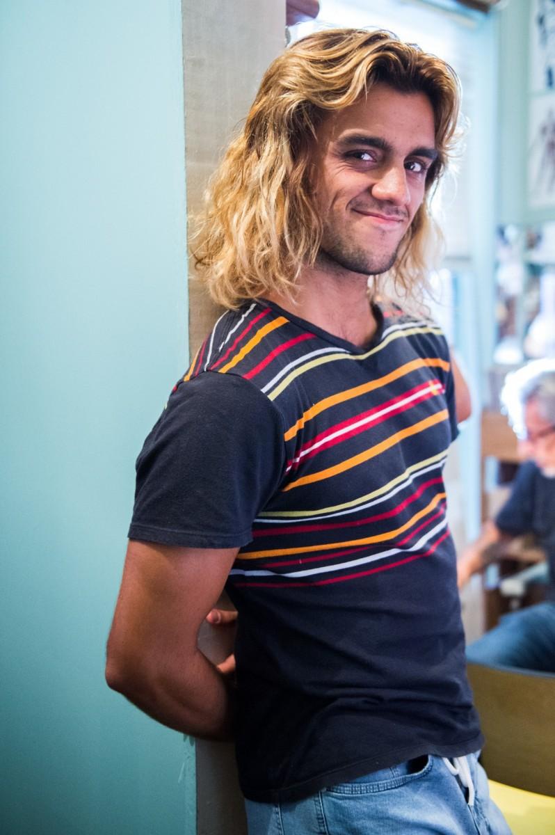 Felipe Simas, em "Os Dias Eram Assim", será Caíque, um surfista (Divulgação)