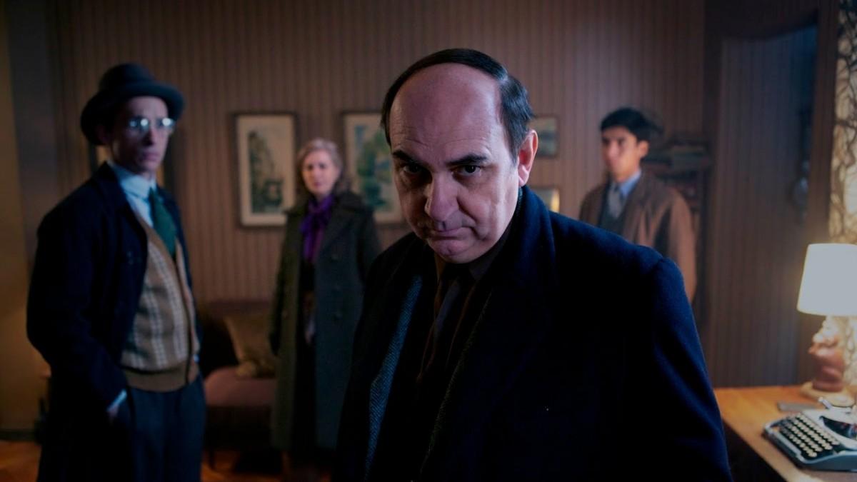 Luis Gnecco como o poeta chileno Pablo Neruda em cena da minissérie  (Divulgação)