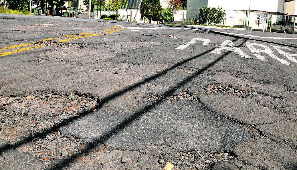 Rua Porto Feliz, tomada por buracos, é transtorno para motoristas e pedestres no bairro Vila Lemos (Dominique Torquato/AAN)