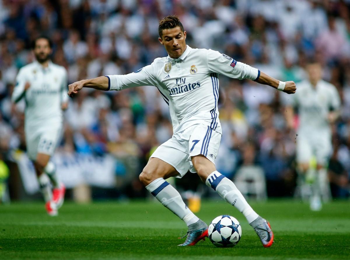 O atacante recebeu nesta quarta-feira das mãos do presidente do Real, Florentino Pérez, uma camisa comemorativa pelos 400 gols  (OSCAR DEL POZO / AFP)