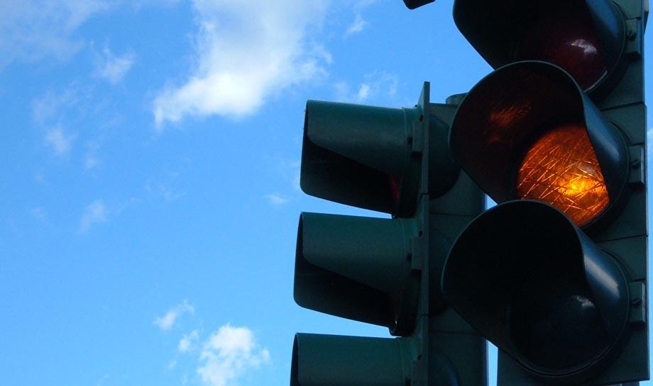 Atualmente, os semáforos estão sincronizados para que o pedestre percorra um metro de via a cada 12 segundos. Com a mudança, o prazo deve crescer para perto de 15 segundos (Divulgação)
