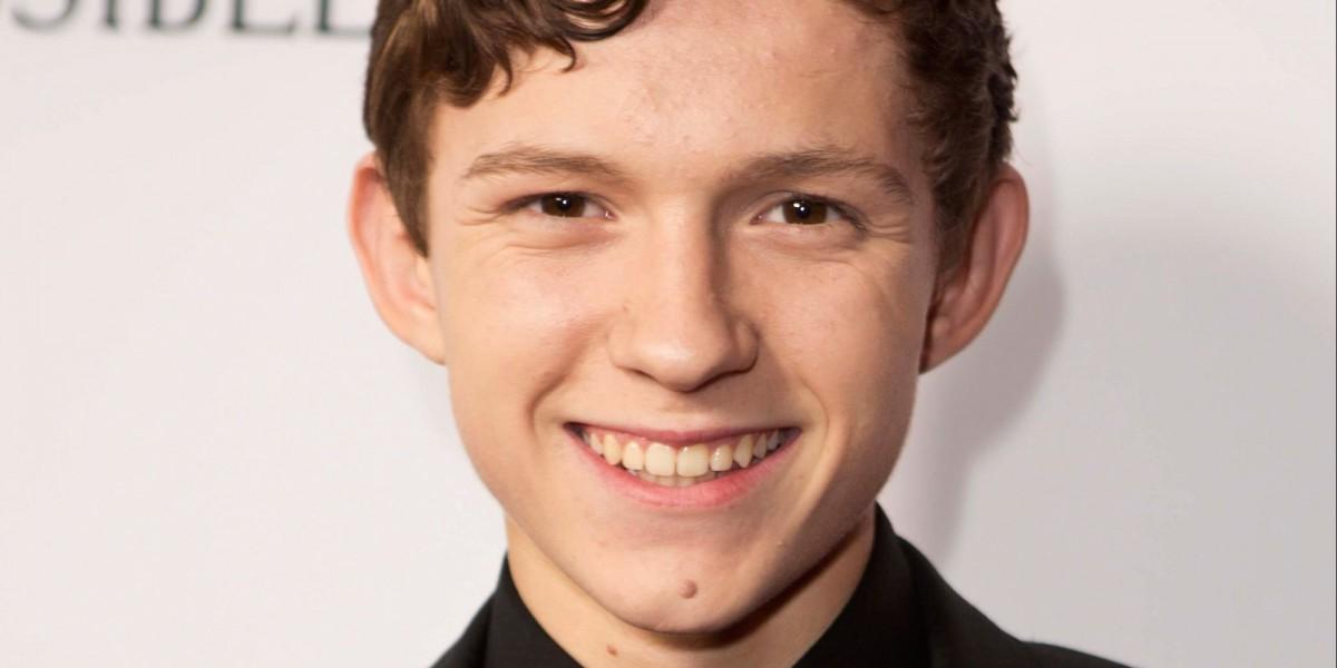 Tom quem? O novo Homem-Aranha. Holland chegou na segunda, acompanhado por Laura Harrier, que faz Liz (Divulgação)