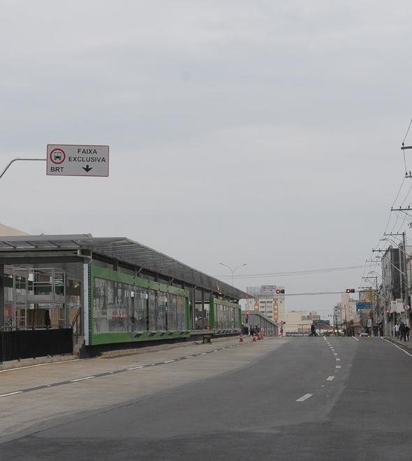 Avenidas João Jorge e Amoreiras operam com duas faixas exclusivas de concreto, uma em cada sentido (Matheus Pereira/AAN)