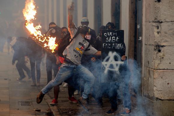 Polícia Militar e manifestantes entraram em confronto no centro do Rio durante protesto contra as reformas trabalhista e da Previdência (Tomaz Silva/Agência Brasil)