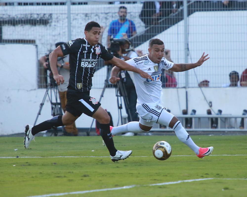 Pottker em disputa de bola com o zagueiro Pablo no primeiro jogo da final, domingo, em Campinas: artilheiro da Ponte Preta foi anulado  (Leandro Ferreira)