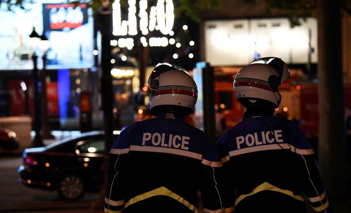 Policial morre em ataque na Champs Elysées (AFP)