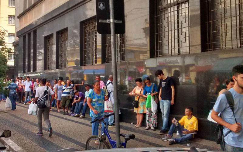 Fila de pessoas para a regularização de título no Palácio da Justiça em Campinas (Cedoc/RAC)