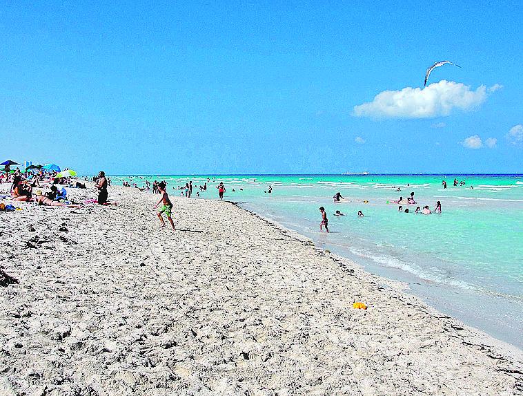 Surfside Beach é uma das praias preferidas para mergulhos pelos locais (Divulgação)