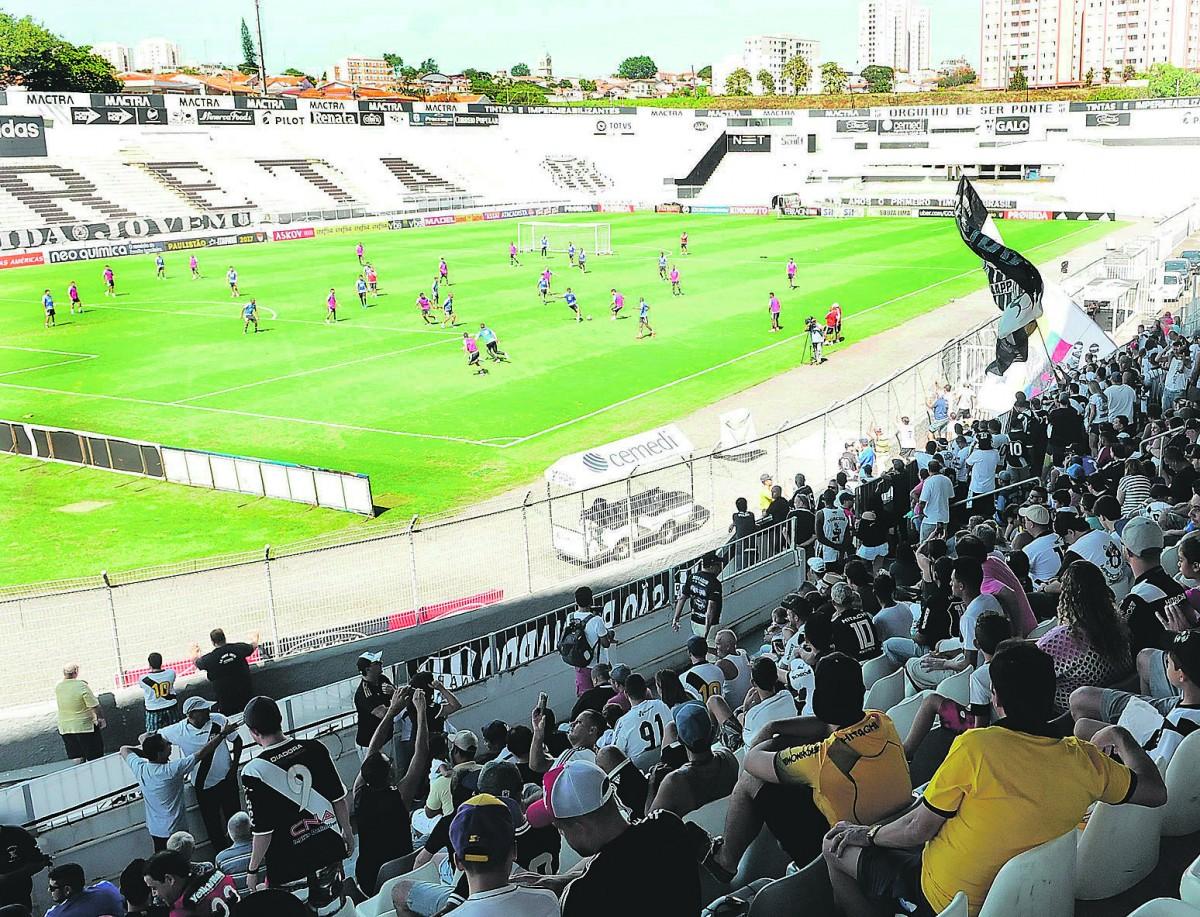 Última atividade antes do jogo de ida pela semifinal do Campeonato Paulista foi aberta aos torcedores no Moisés Lucarelli, ontem de manhã (Carlos Sousa Ramos/AAN)