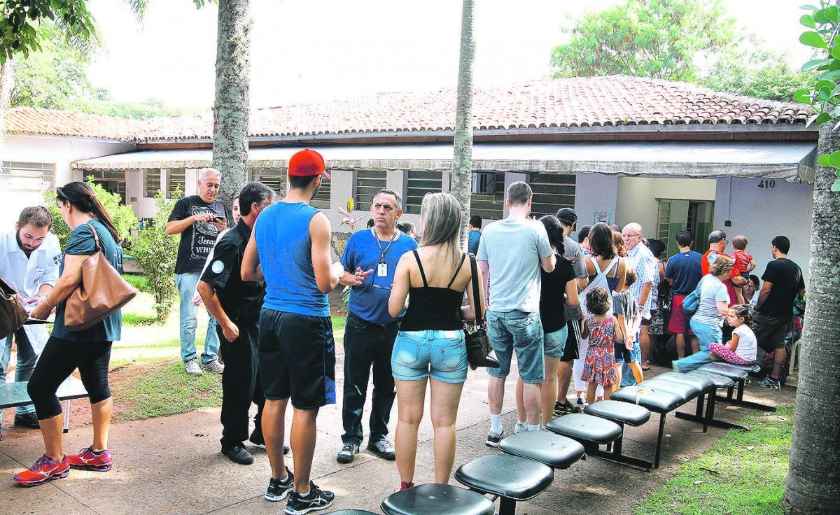 Moradores e frequentadores do distrito de Sousas procuraram o centro de saúde no último final de semana para serem imunizados contra doença (Leandro Torres/AAN)