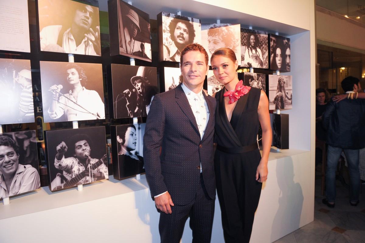 Sophie Charlotte e Daniel de Oliveira durante evento de lançamento da supersérie "Os Dias Eram Assim", da Globo (CESAR ALVES / DIVULGAÇÃO)