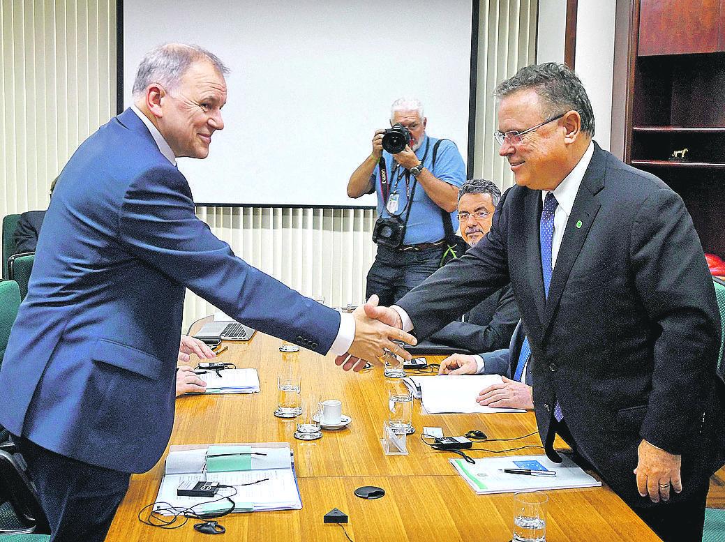 Vytenis Andriukaitis (à esq.), representante europeu, e Blairo Maggi durante reunião, ontem, em Brasília (Evaristo Sa/AFP)