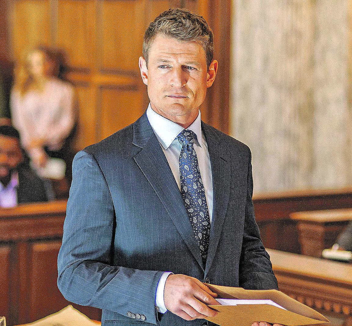 Philip Winchester vive o promotor Peter Stone em Chicago Justice: "Law & Order para a nova geração" (Divulgação)