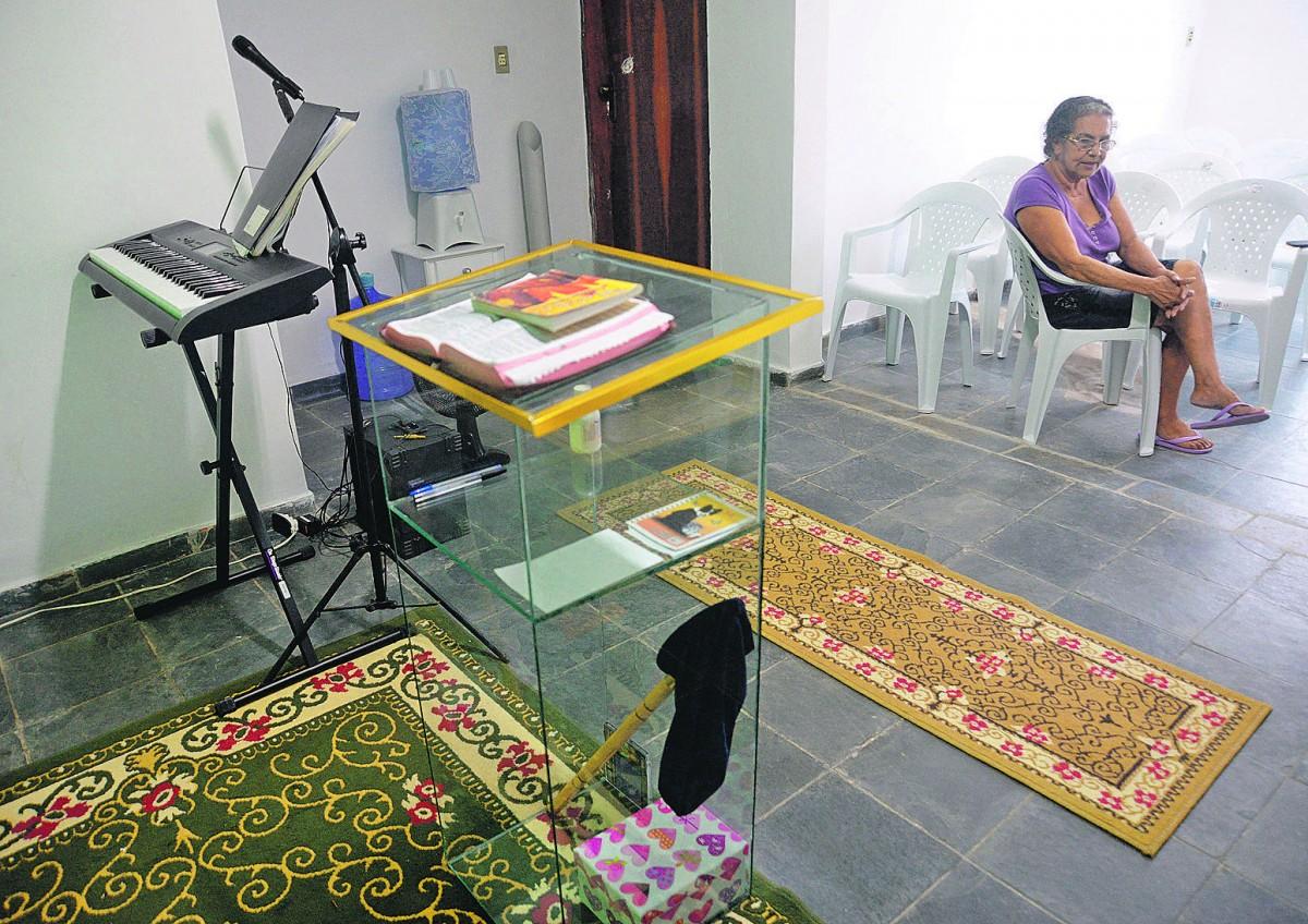 Cidinha Vaz, de 65 anos, abriu igreja na garagem de casa após uma visão profética: cultos da Paz, Amor e Esperança em Cristo reúnem 20 fiéis (Patrícia Domingos/AAN)