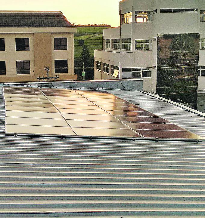 Trinta painéis solares instalados no telhado da Minuto Pão de Açúcar, no Alphaville, geram economia e energia limpa para a loja (Divulgação)