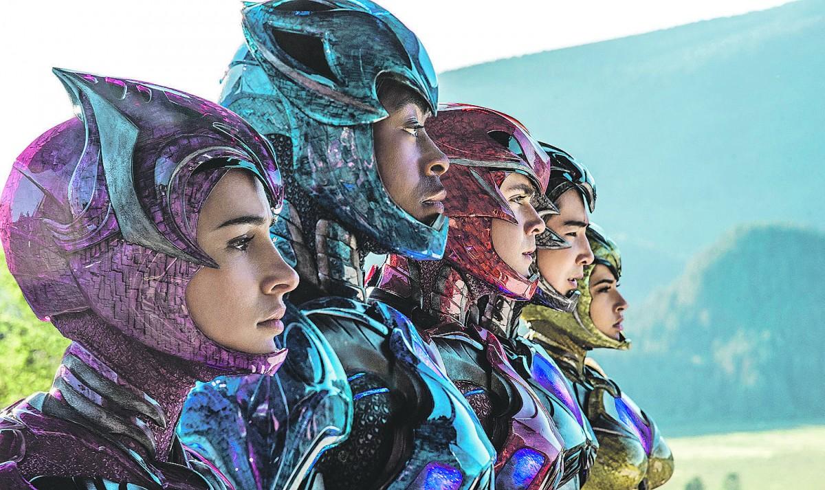 Os Power Rangers perfilados para entrar em ação: "A franquia é a mesma. Tudo está lá, apenas mais moderna" afirma o ator RJ Cyler (2ª à esq.)  (Divulgação)