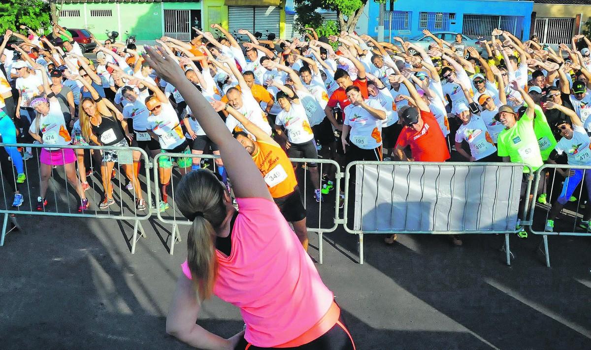 Participantes da Corrida dos Distritos fazem aquecimento antes da etapa Campo Grande da prova, realizada no ano passado: série de eventos públicos e também privados incentivam a prática esportiva em Campinas  (Cedoc/RAC)