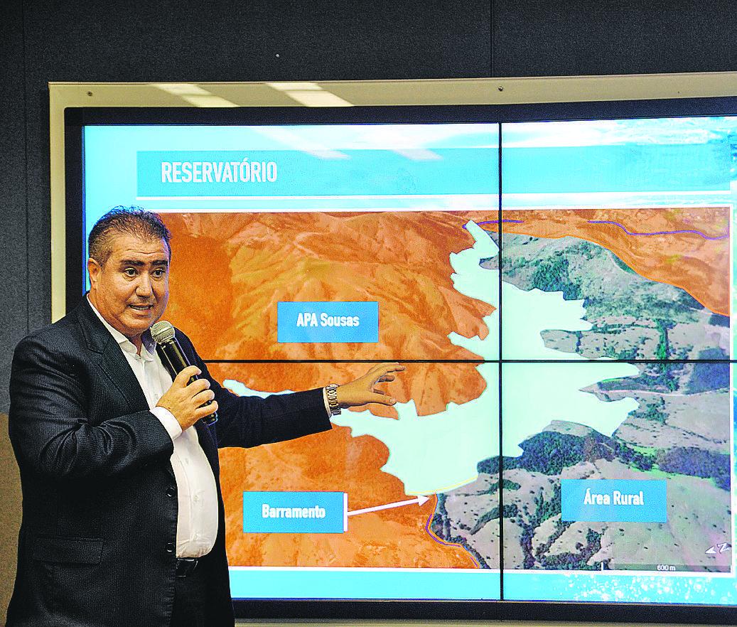 O prefeito Jonas Donizette mostra localização de reservatório a ser construído em área do distrito de Sousas (Patrícia Domingos/AAN)