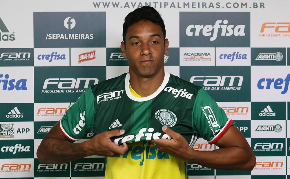 Aos 24 anos, Antônio Carlos exalta a troca de experiência com outros jogadores do elenco para sua evolução (Cesar Greco/Palmeiras)
