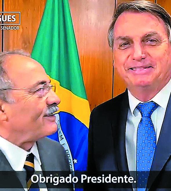 Vice-líder do governo até ontem, Chico Rodrigues troca elogios com Bolsonaro em vídeos nas redes sociais (Reprodução/Redes Sociais)