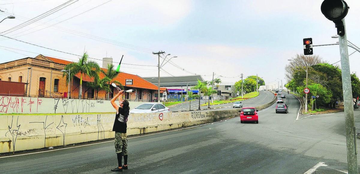 Enquanto o semáforo não fica verde no início da Lix da Cunha, malabarista tenta ganhar a vida com a arte do equilíbrio (Wagner Souza/AAN)