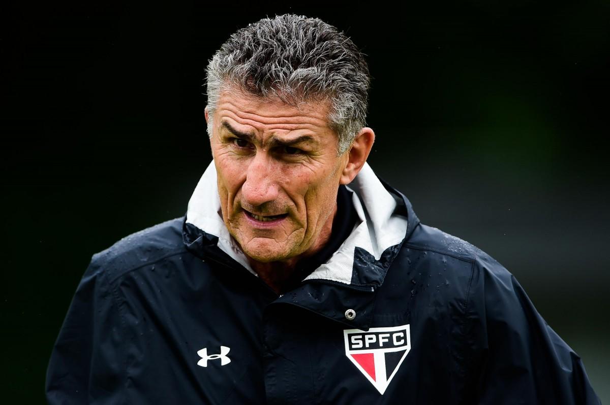 Edgardo Bauza vai ter que esperar mais do que o previsto para contar com Wellington (Divulgação)