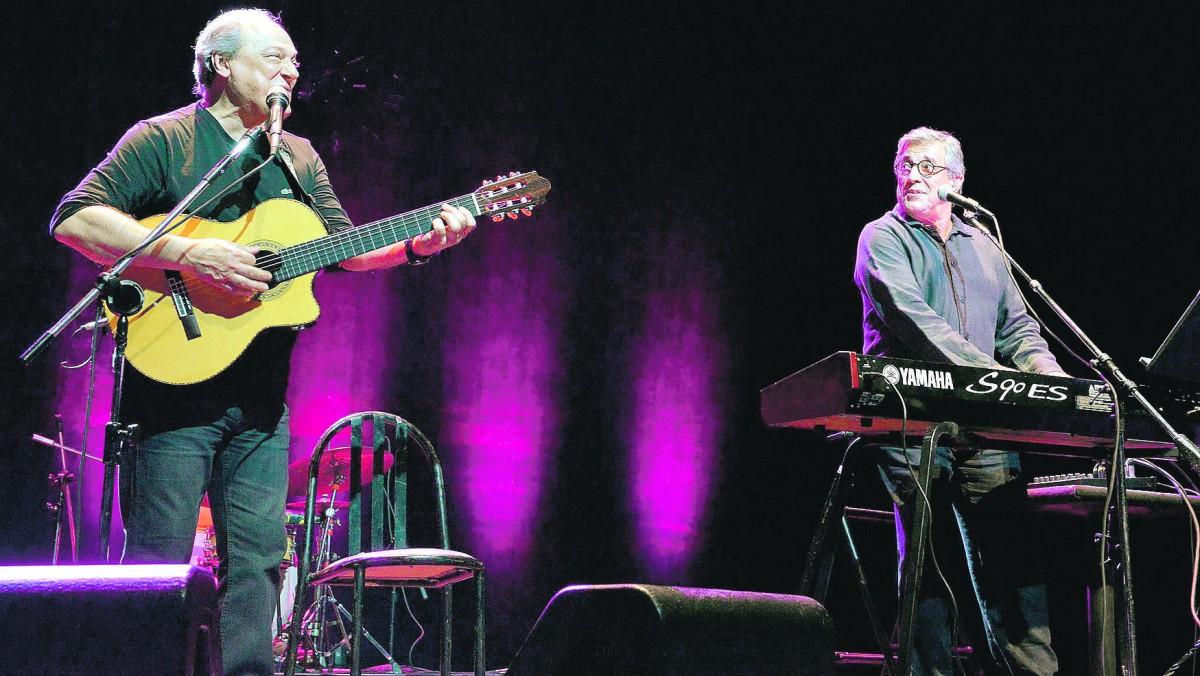 Toquinho (à esq.) e Ivan Lins no palco: harmonia e sincronia musical (Divulgação)