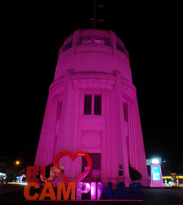 Prédios públicos como a Torre do Castelo ganharam iluminação especial sobre a importância do autocuidado contra o câncer de mama (Wagner Souza/AAN)