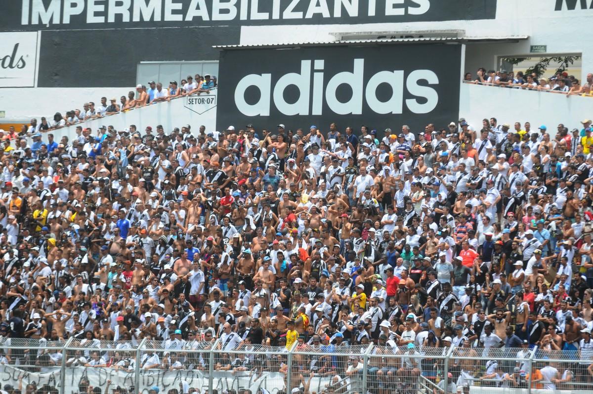 Torcida da Ponte incentivando a equipe no Majestoso (Cedoc/RAC)