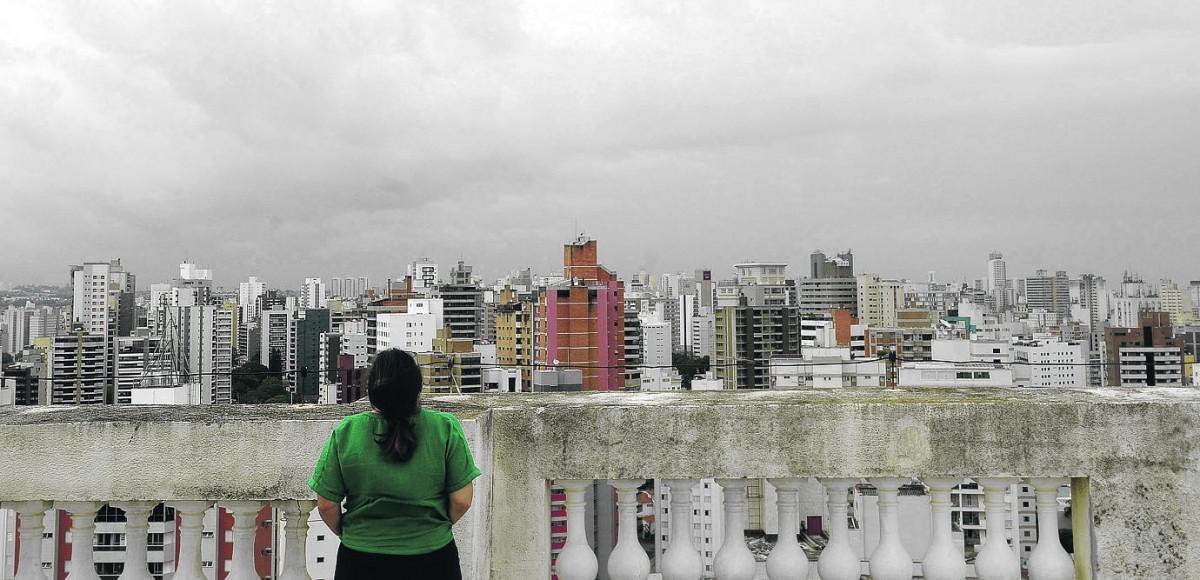 Campineira olha para o céu desejosa de que os ventos refrescantes possam continuar por um bom tempo na cidade (Matheus Pereira/AAN)