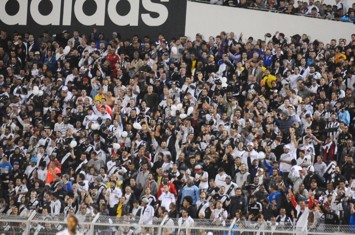Torcida da Ponte incentivando a equipe (Cedoc/RAC)