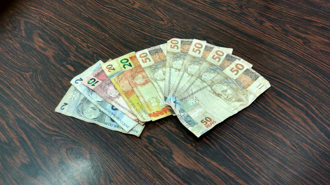 Apenas o dinheiro, cerca de 300 reais foram recuperados. A bolsa não foi localizada (Divulgação)