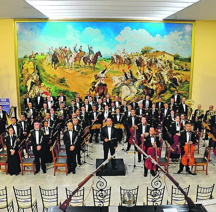 O maestro Gilson Souza com a Banda Sinfônica (Divulgação)