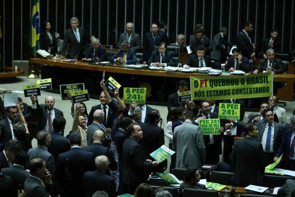 O texto da PEC 241-16 foi aprovado em primeiro turno e precisa passar por nova votação no plenário (Fabio Rodrigues Pozzebom/Agência Brasil)