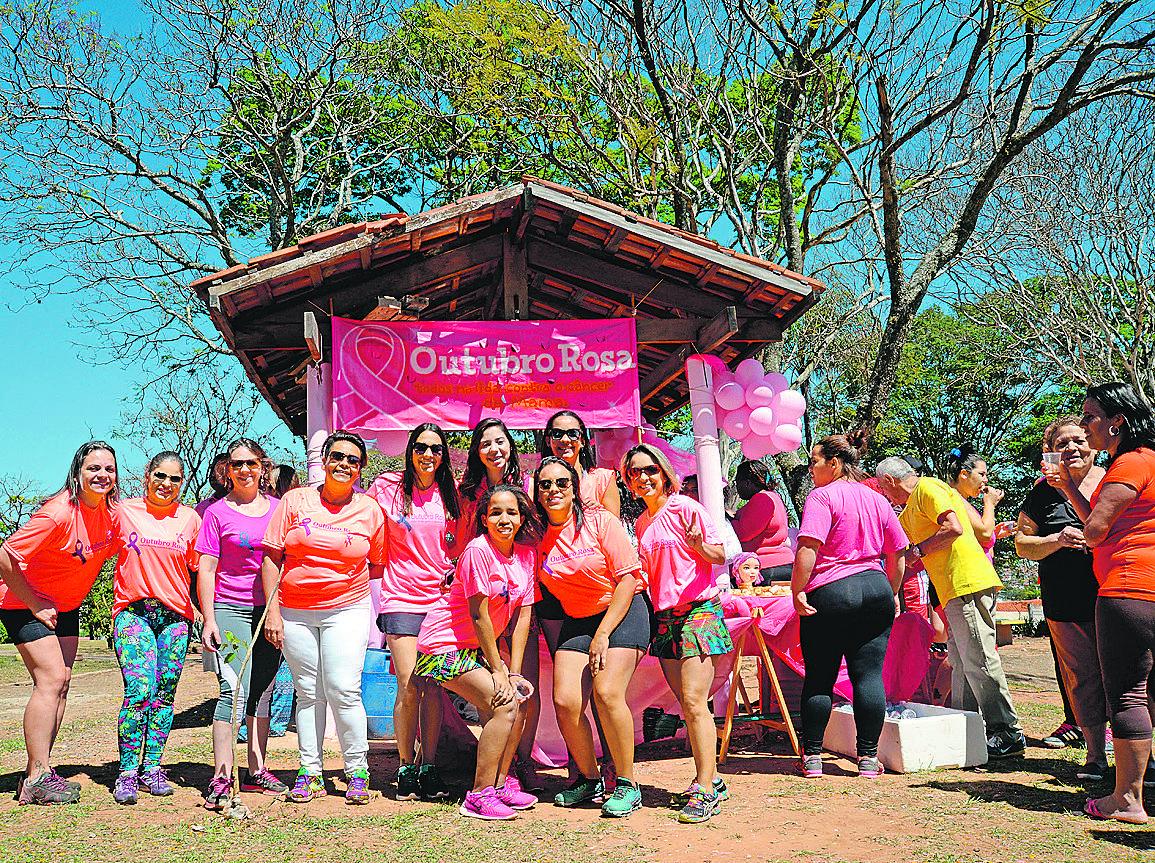 Grupo mulheres que participou do café da manhã sobre o câncer de mama na Praça Carmela de Vitta Godoy, na Vila 31 de Março (Patrícia Domingos/AAN)