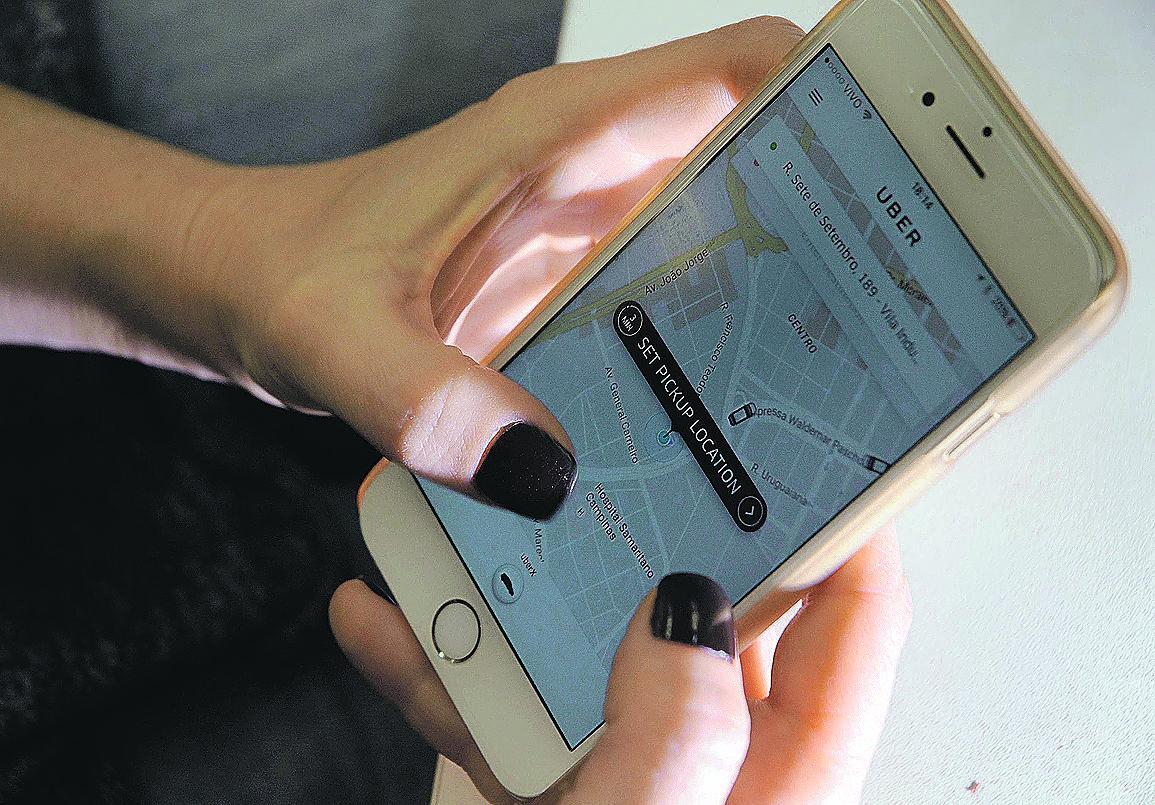 Uber oferece serviço de transporte individual remunerado por meio de aplicativo no celular: alvo de debate (Cedoc/RAC)