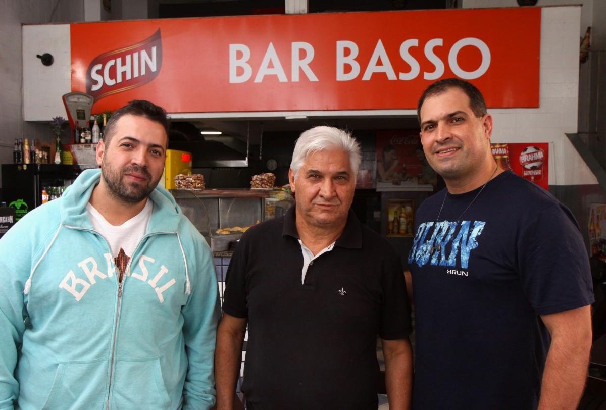 Ricardo, Antenor e Nenê dividem o comando do bar que há quase cem anos funciona na movimentada Francisco Glicério (Fábio Mello/AAN)