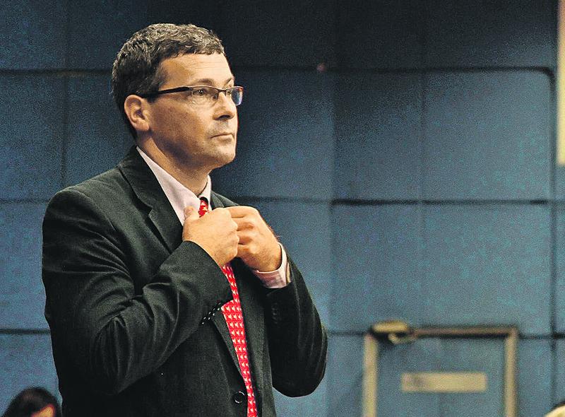 Paulo Bufalo (PSOL), sétimo candidato mais bem votado este ano, mas que ficou de fora; no televisor, Canário (SD), também vítima do quociente (Cedoc)